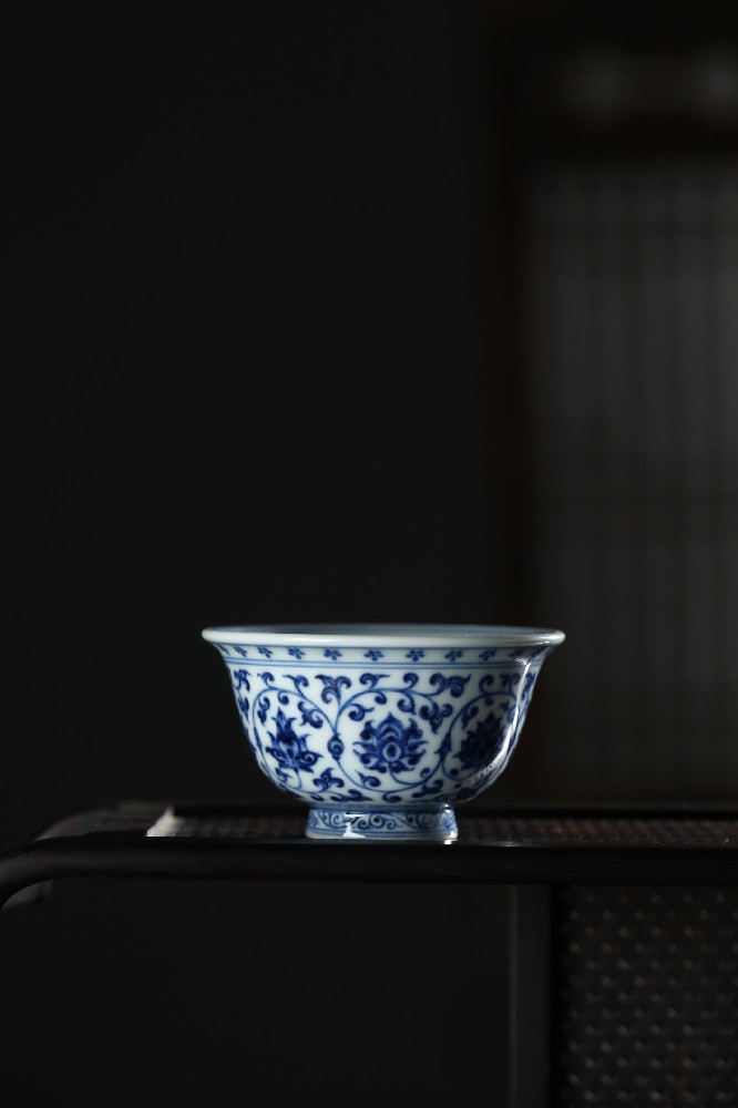 布一窑柴窑永乐缠枝莲内绘双狮小压手杯