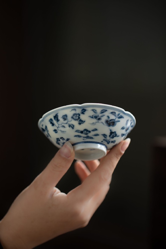 布一窑柴窑青花雕刻花口折枝花果普尔杯