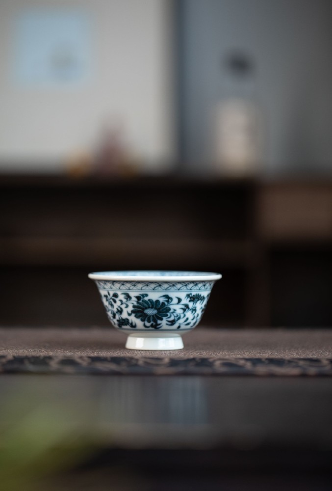 布一窑柴窑元代扁菊纹小压手杯
