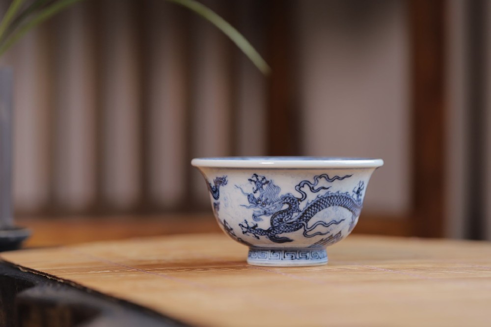 布一窑淡描海水应龙压手杯