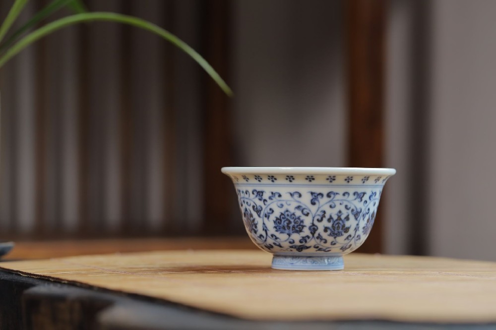 布一窑永乐缠枝内绘双狮压手杯