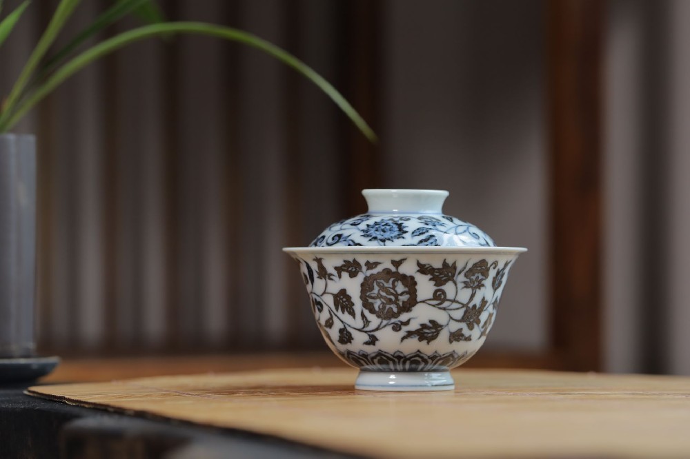 布一窑缠枝四季花卉内绘菩提心盖碗