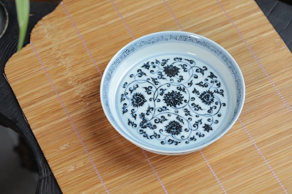 布一窑缠枝金刚佛莲壶承