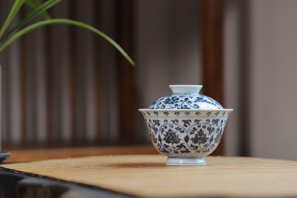 布一窑永乐缠枝内绘双狮盖碗