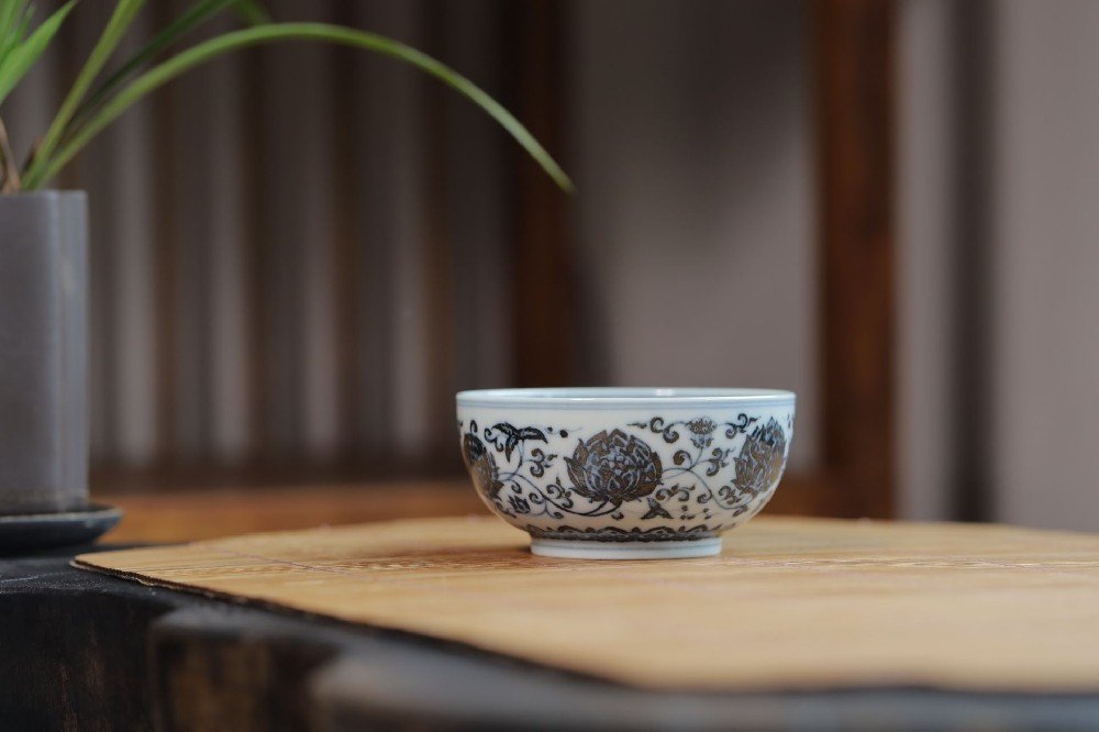 布一窑缠枝宝莲敦式杯