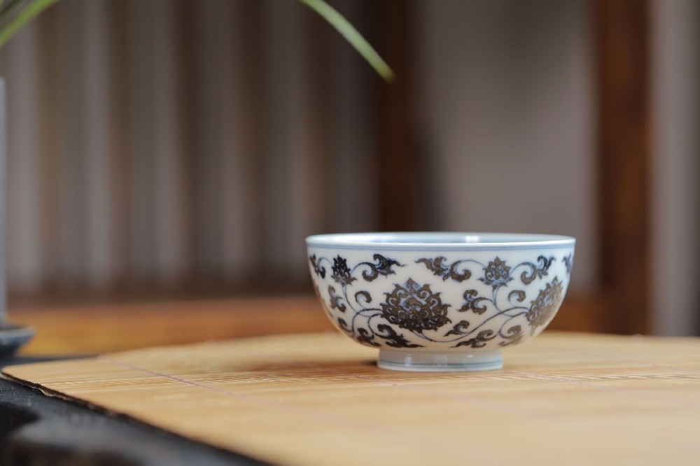 布一窑缠枝金刚佛莲内绘莱福主人杯