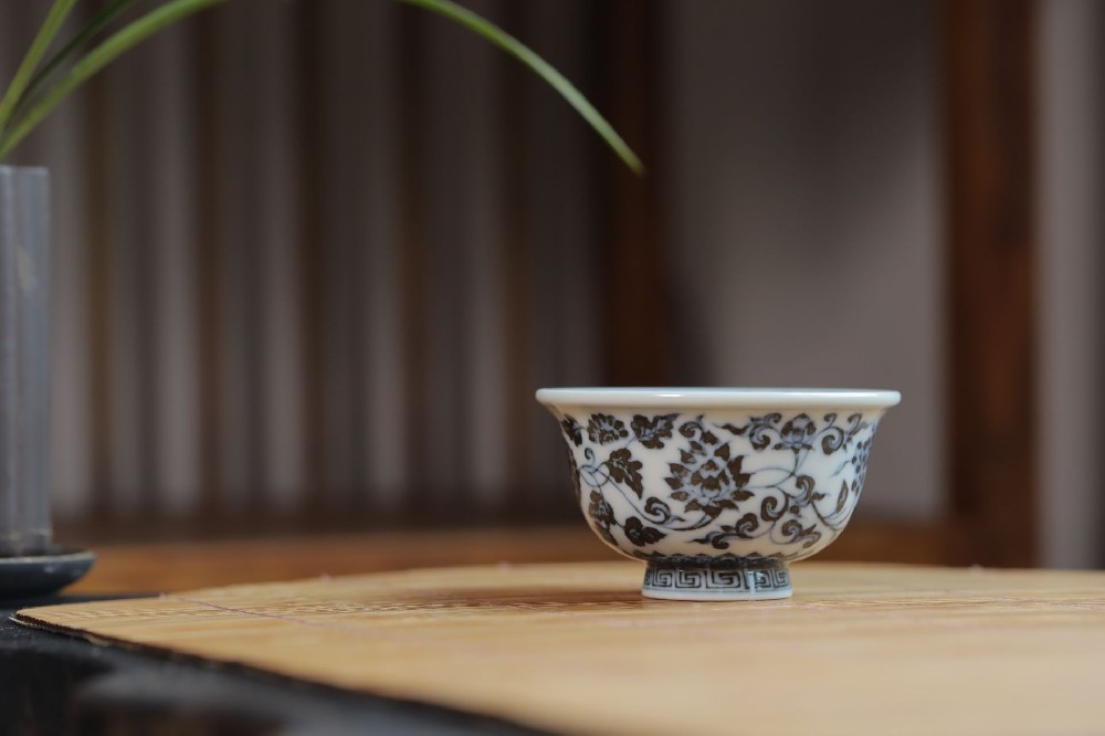 布一窑缠枝佛莲小压手杯