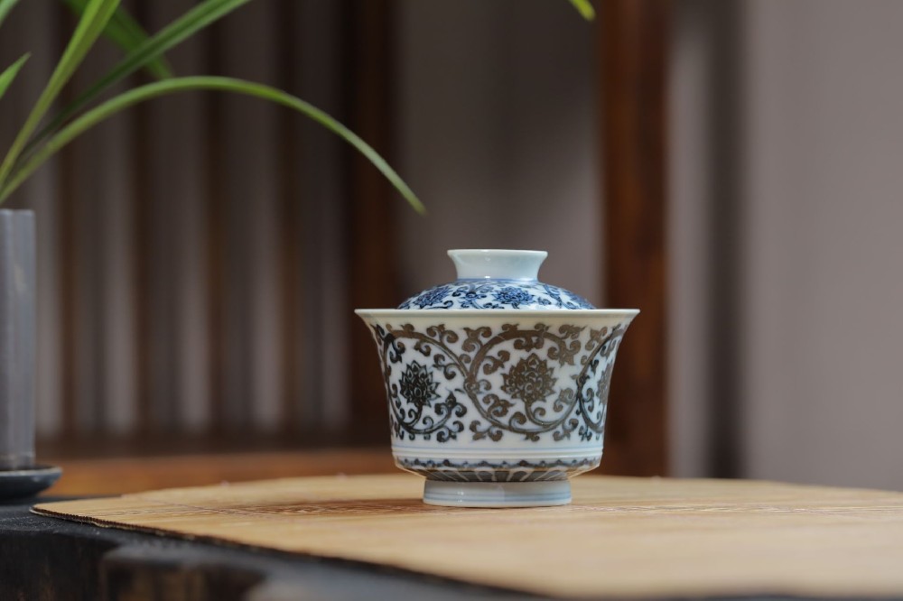 布一窑内外满工缠枝双勾莲马蹄盖碗