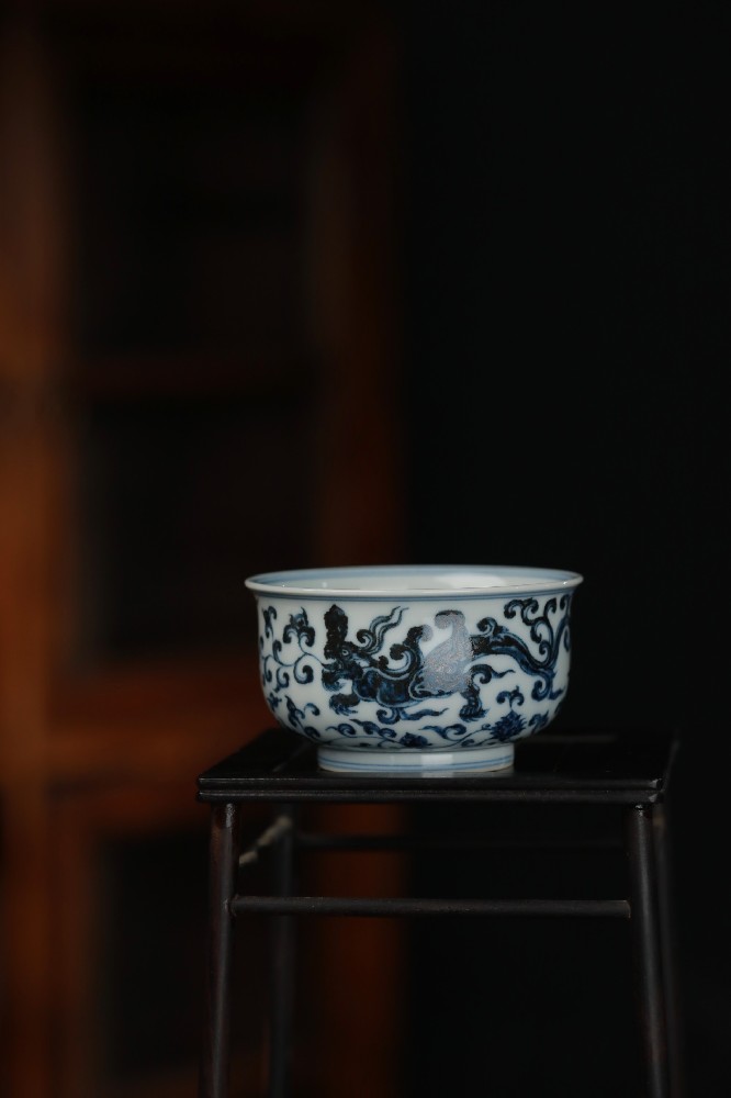 布一窑缠枝卷草龙炉式杯