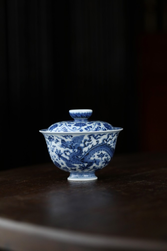 布一窑青花龙凤穿缠枝内绘莲心盖碗