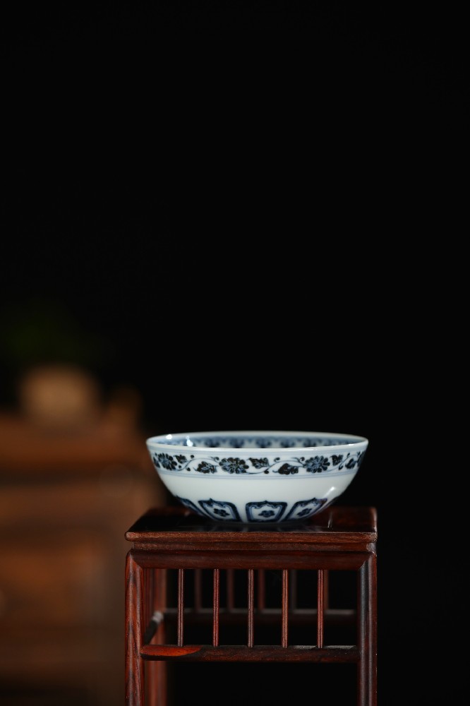 布一窑青花宝相宝莲卧足杯