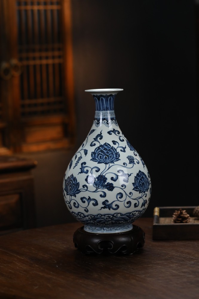 布一窑青花缠枝四季花卉玉壶春瓶